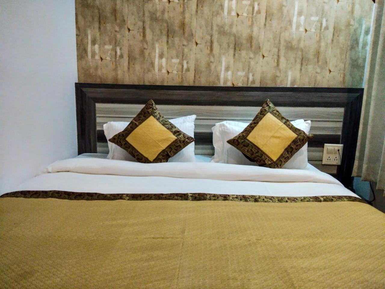 Dwivedi Hotels Hotel Elena Waranasi Zewnętrze zdjęcie